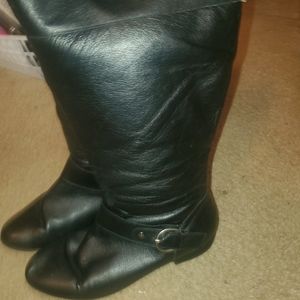 Black leather knee lenth boots